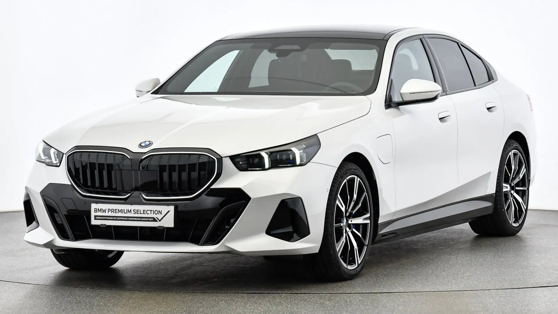 BMW 550 e xDrive *M-Sportpaket Pro *Panoramadach *AHK Weiß - 1