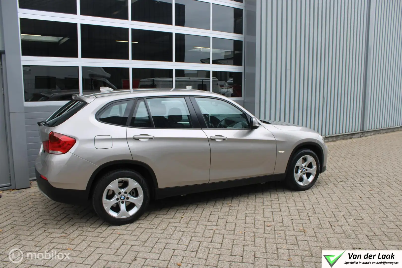 BMW X1 sDrive18i Executive NL Auto Boekjes | Trekhaak | N Grijs - 2