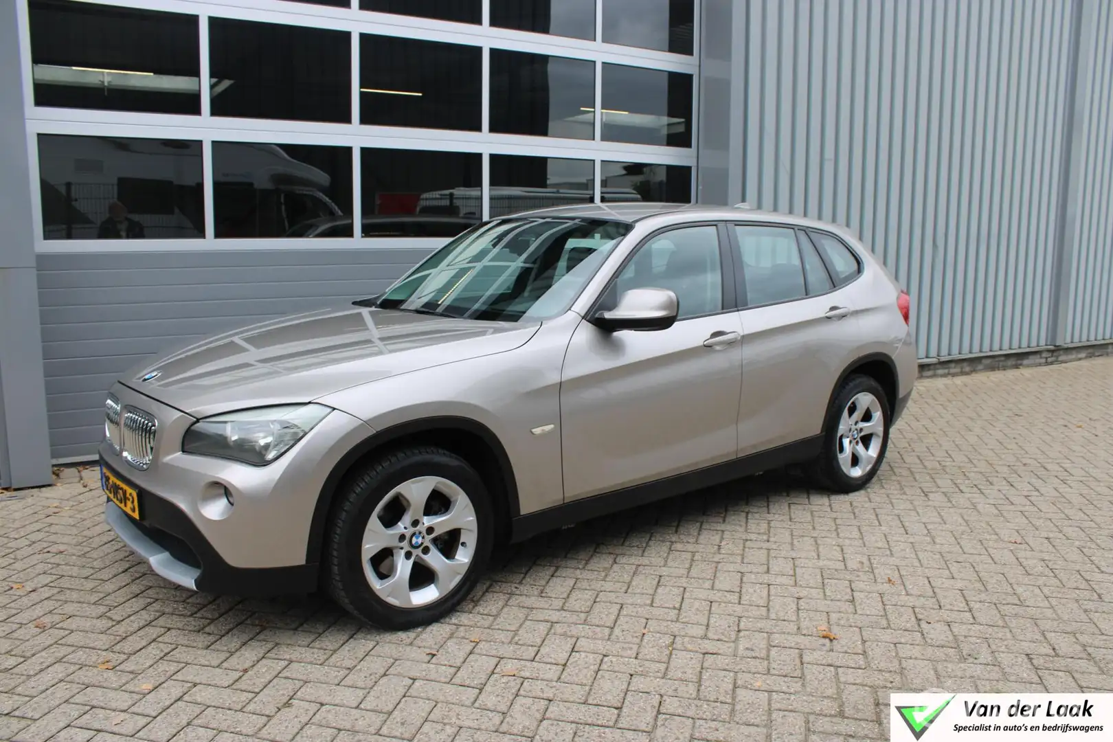 BMW X1 sDrive18i Executive NL Auto Boekjes | Trekhaak | N Grijs - 1