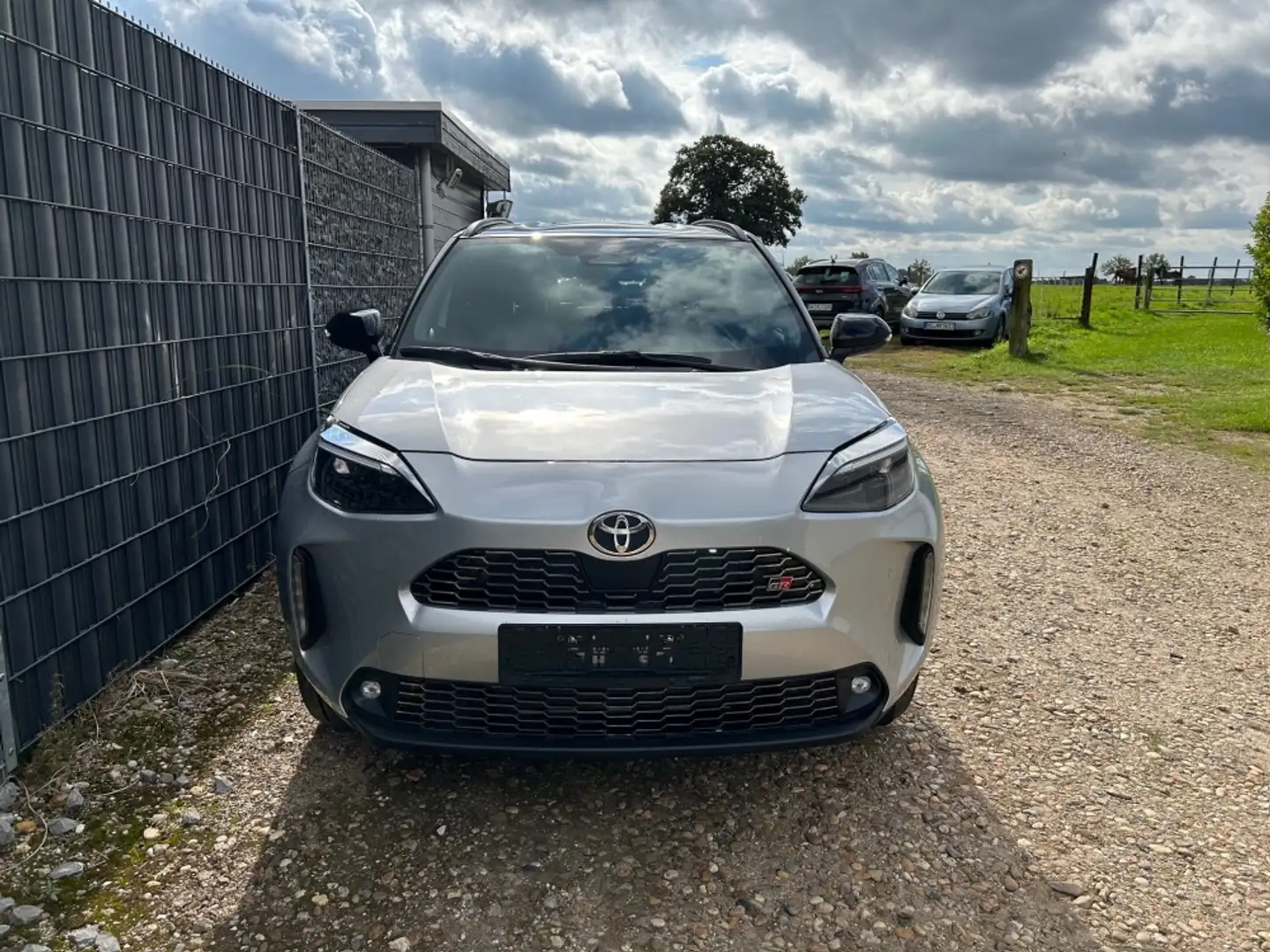 Toyota Yaris Cross 1.5 HEV GR Sport JBL Head Up Lager Grau - 2