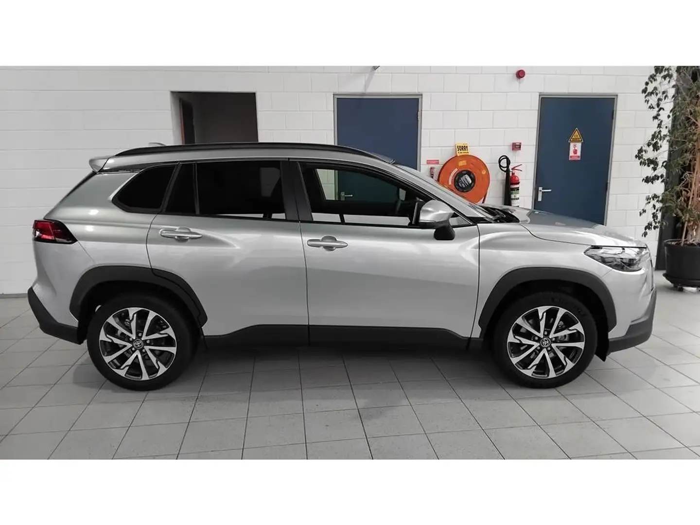 Toyota Corolla Cross 1.8 Style | Stoelverw | Dodehoekdetectie | Parksen Zilver - 2