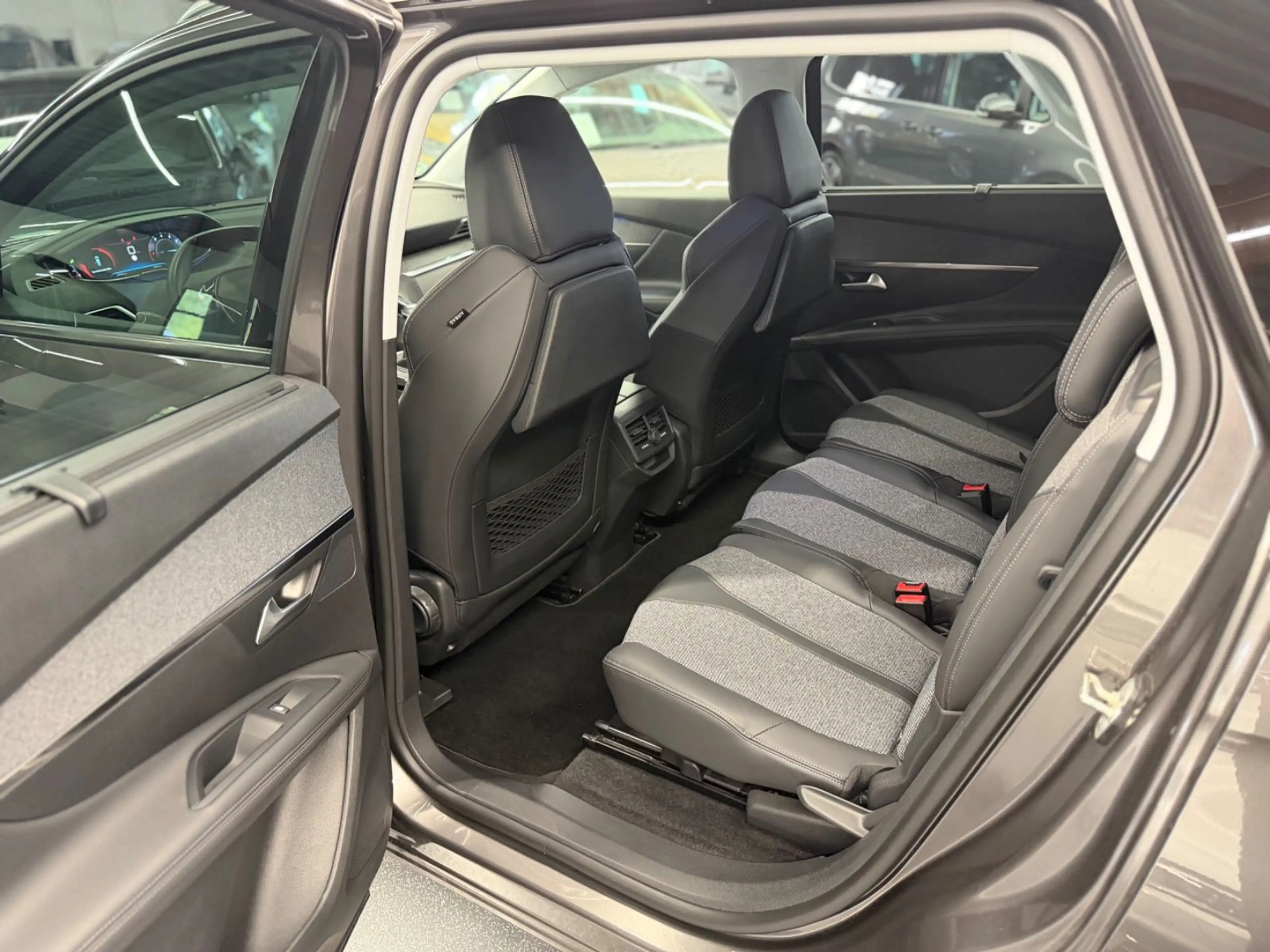 Peugeot 5008 Allure 1.2 e-THP LED Virtual 360° 1.Hand — photo 15