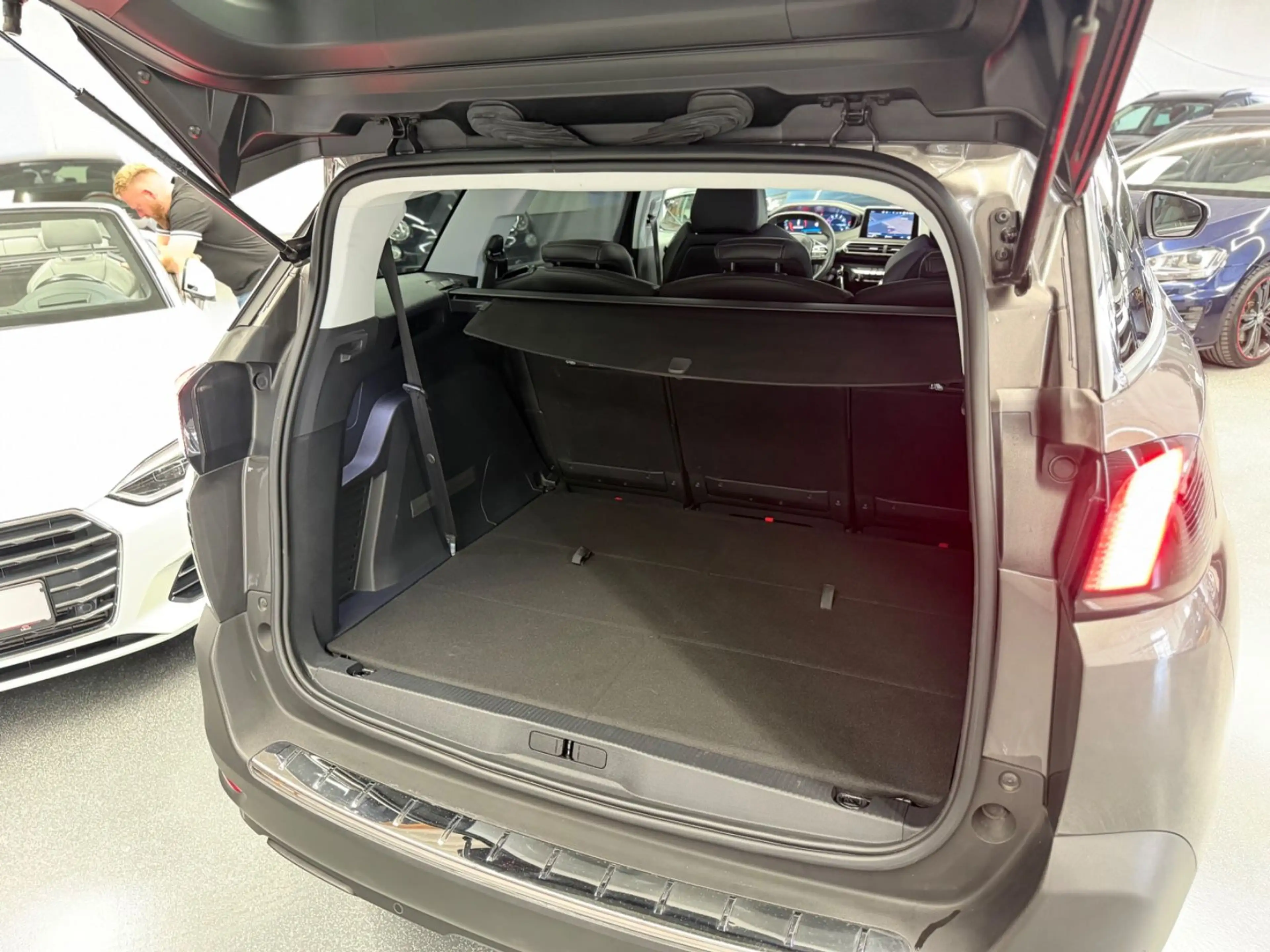 Peugeot 5008 Allure 1.2 e-THP LED Virtual 360° 1.Hand — photo 10