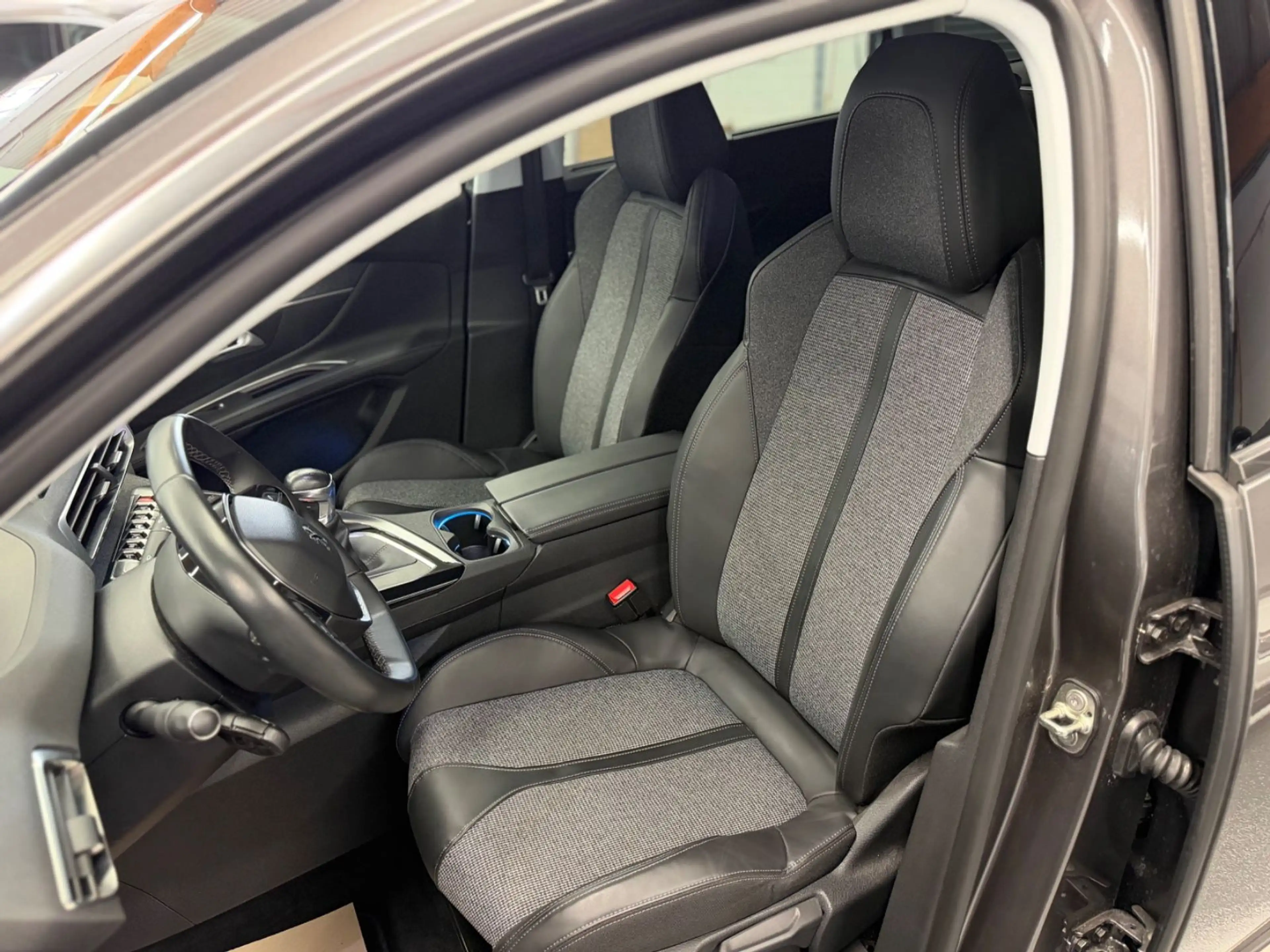 Peugeot 5008 Allure 1.2 e-THP LED Virtual 360° 1.Hand — photo 14