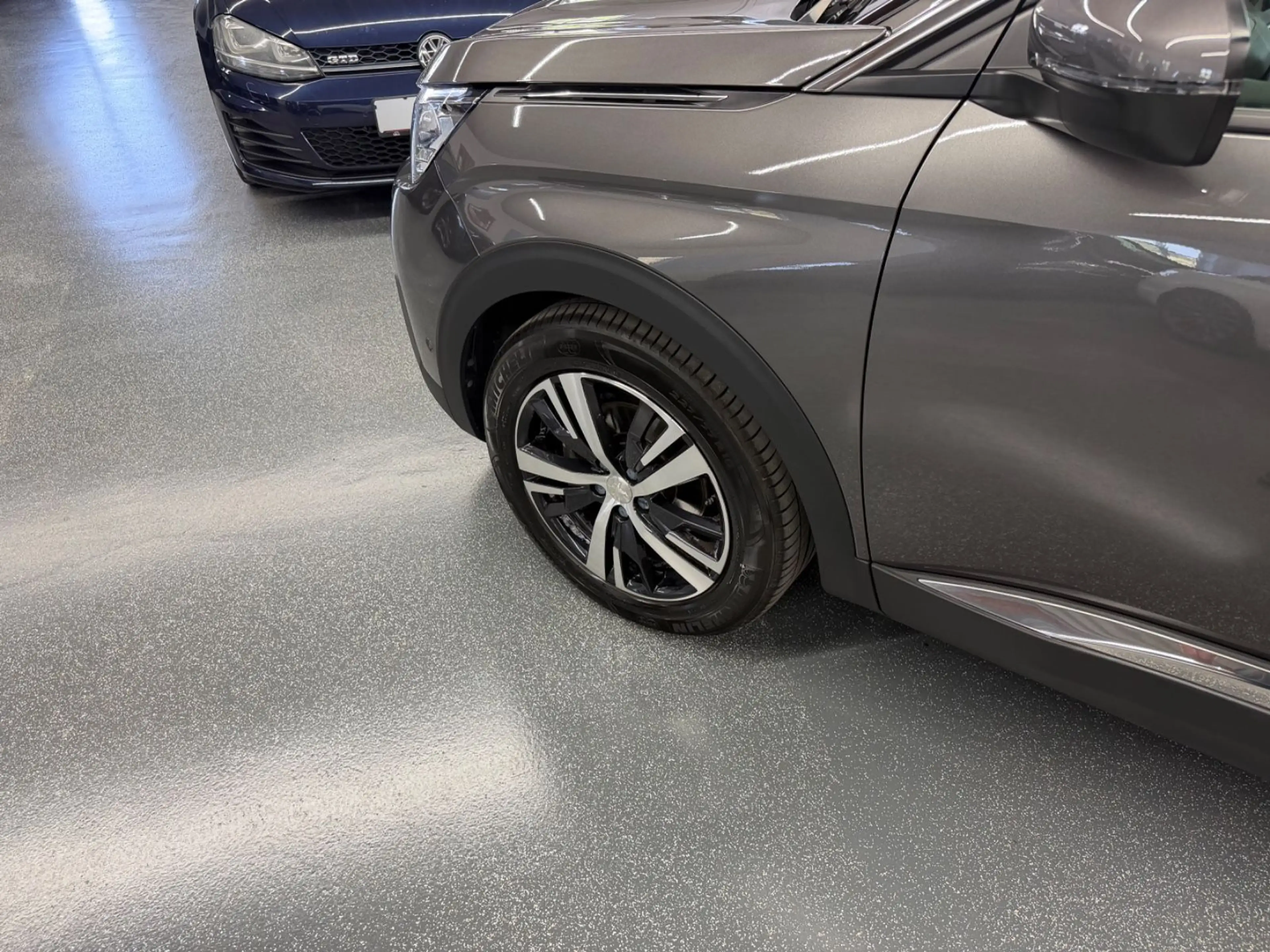 Peugeot 5008 Allure 1.2 e-THP LED Virtual 360° 1.Hand — photo 9