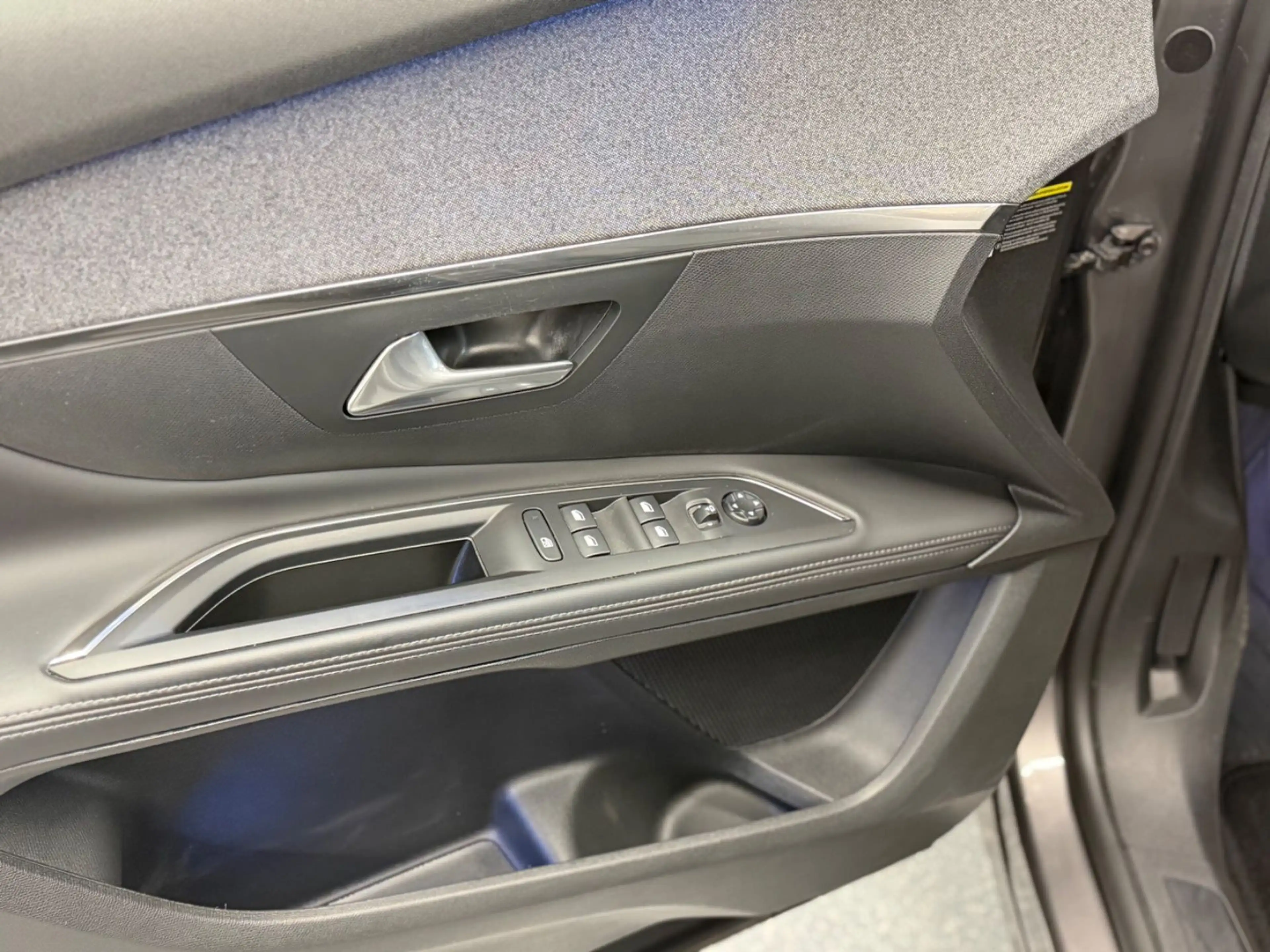 Peugeot 5008 Allure 1.2 e-THP LED Virtual 360° 1.Hand — photo 12