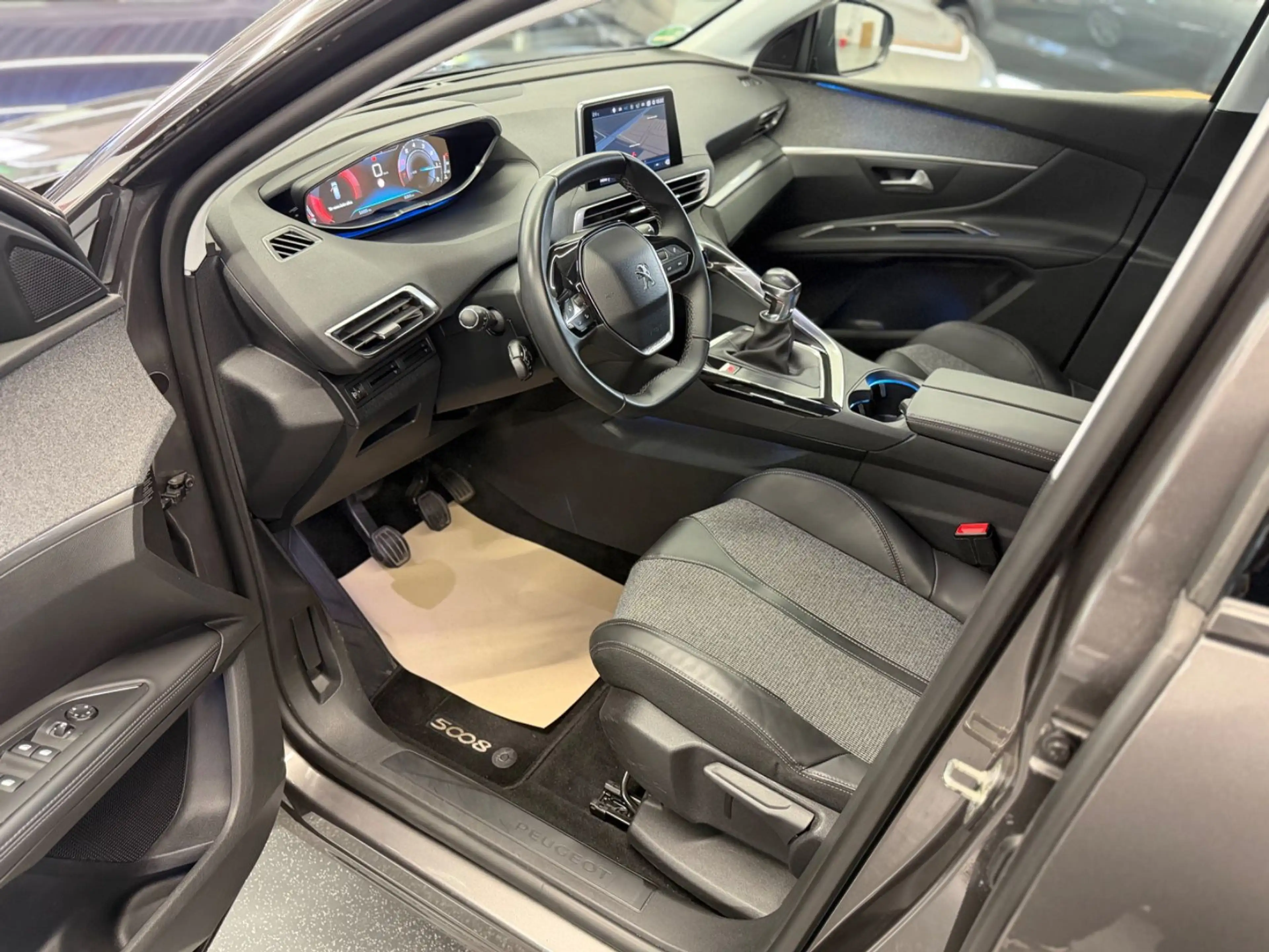 Peugeot 5008 Allure 1.2 e-THP LED Virtual 360° 1.Hand — photo 11