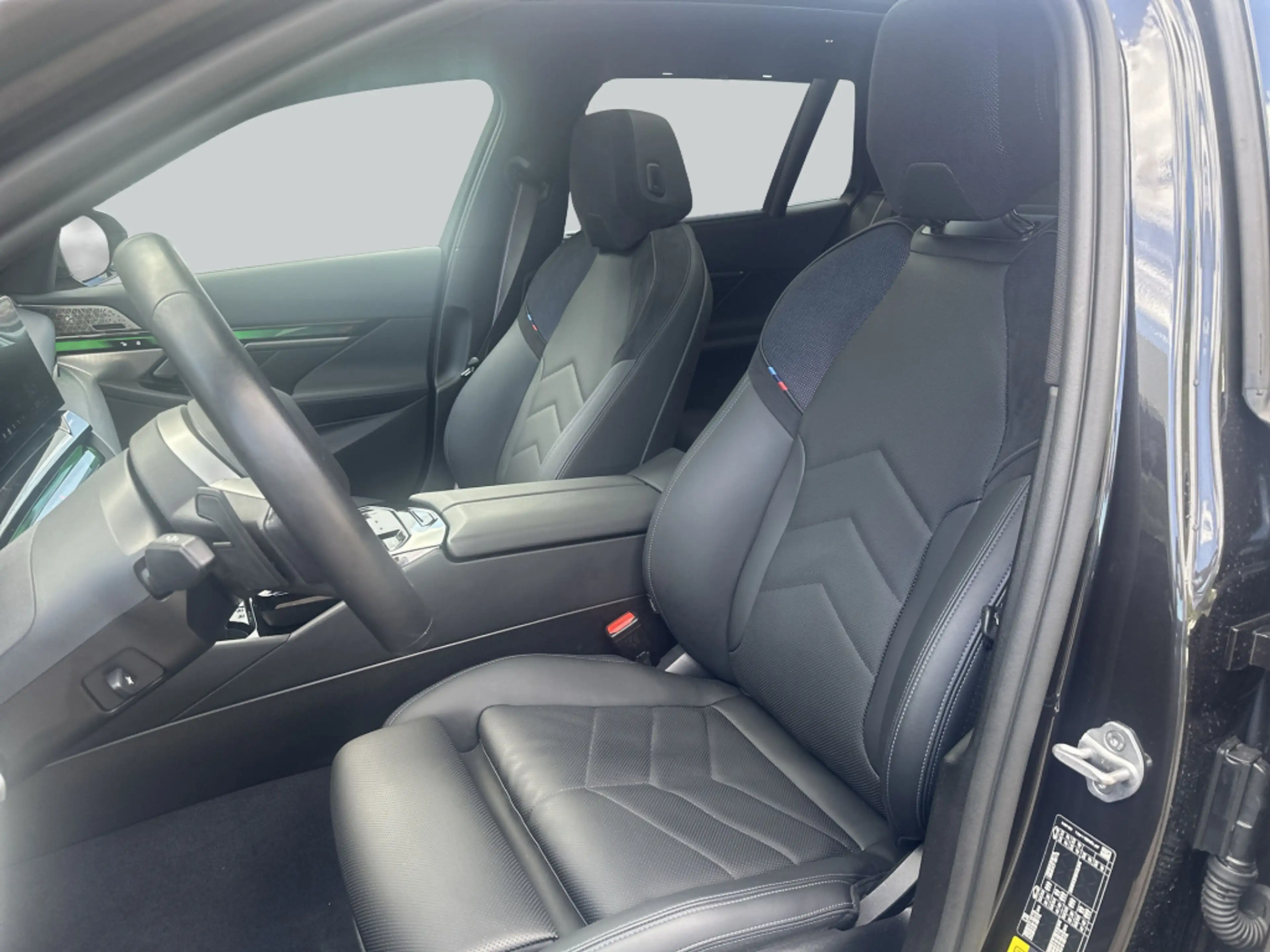 BMW i5 xDrive40 Touring — photo 12