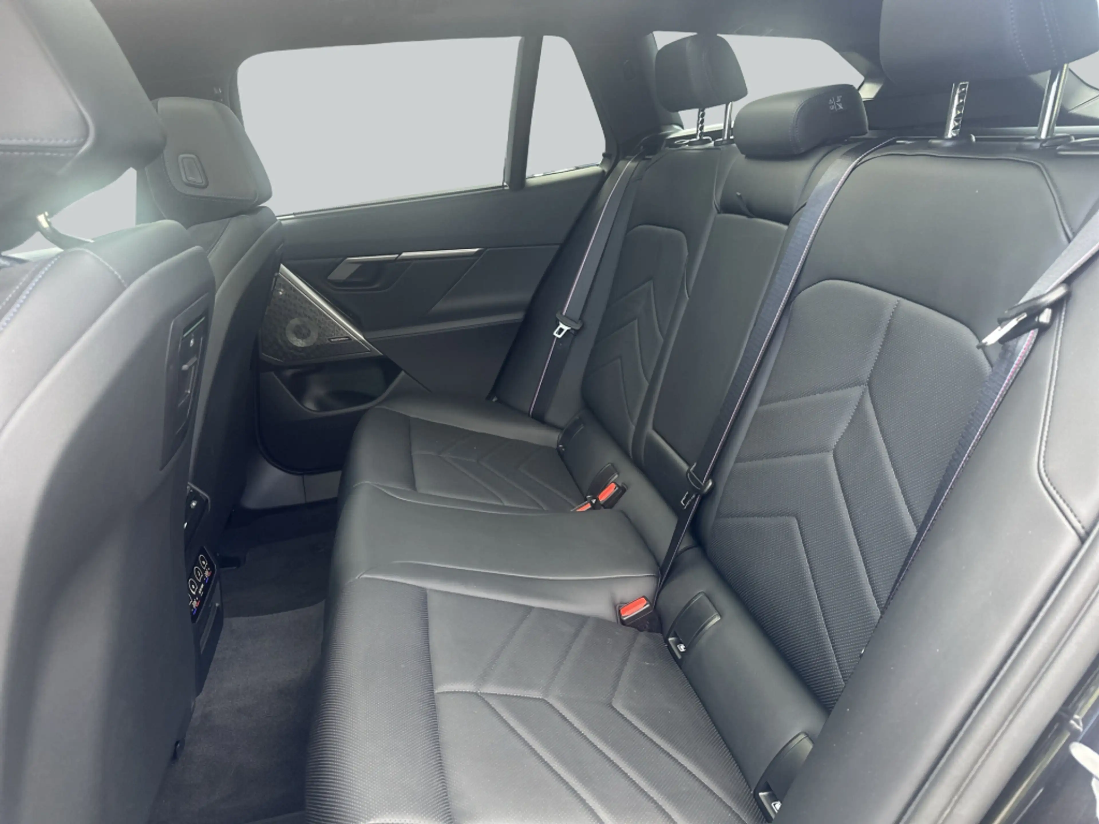 BMW i5 xDrive40 Touring — photo 13