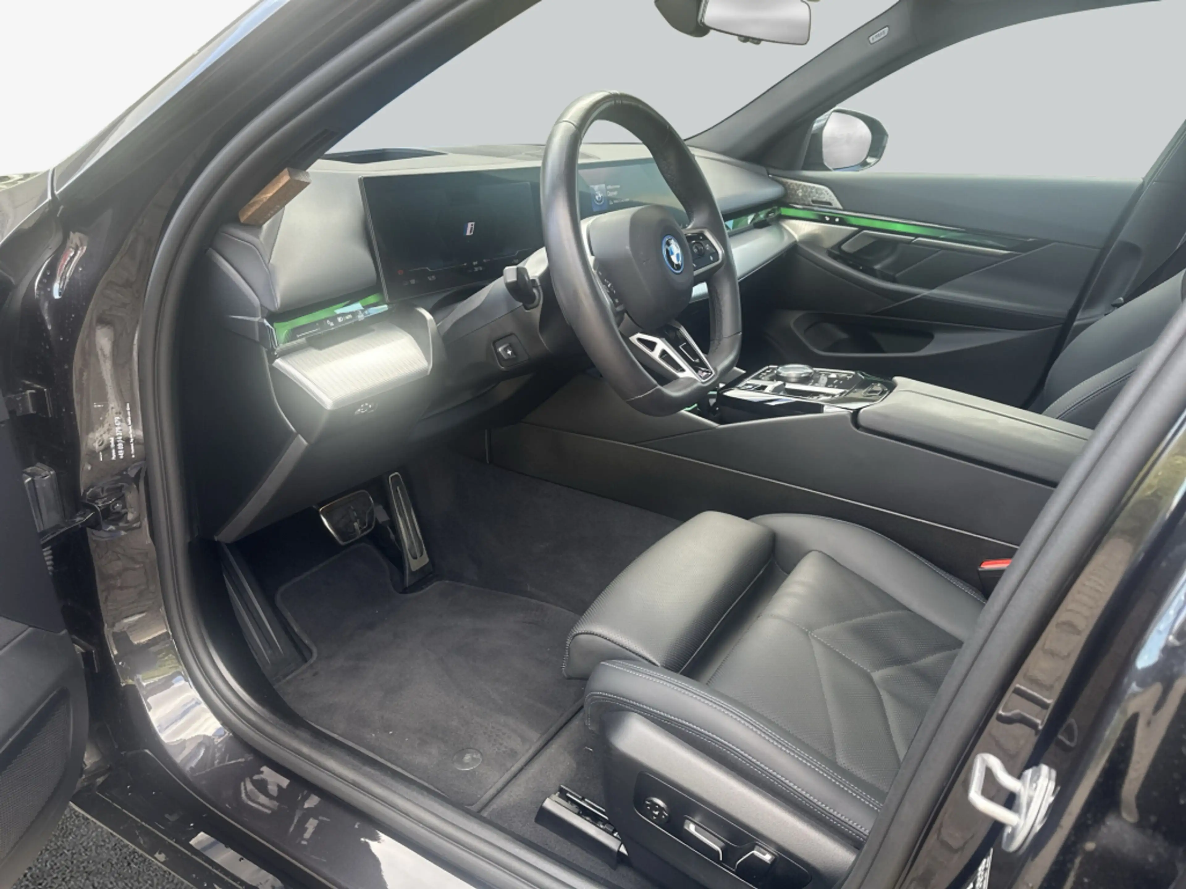 BMW i5 xDrive40 Touring — photo 11