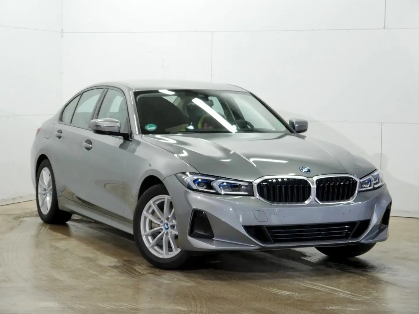 BMW 330 330e xDrive HUD LiveCockProf eSitze RFK Sound Grau - 2