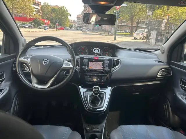 Lancia Ypsilon view 9