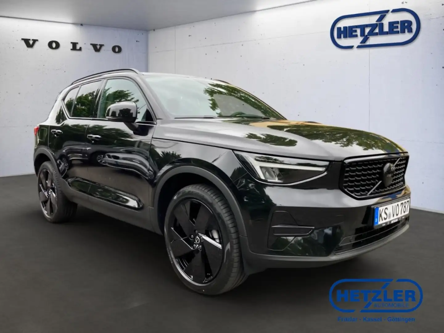 Volvo XC40 Plus Black Edition B3 VERFÜGBAR OKTOBER 2025 Schwarz - 2