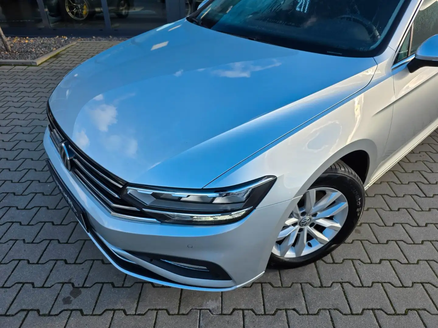 Volkswagen Passat Variant Passat Var. Business*Led*Ahk*Acc*Massage* Zilver - 2