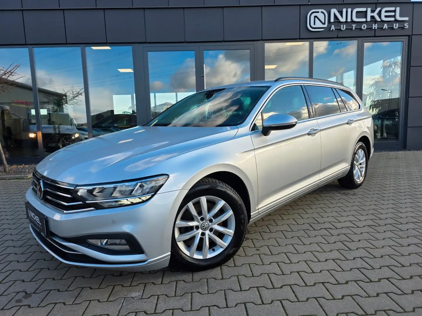 Volkswagen Passat Variant Passat Var. Business*Led*Ahk*Acc*Massage* Zilver - 1