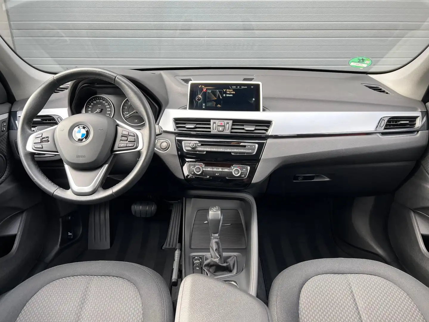 BMW X1 SDrive20i Essential |192PK|Headup|Automaat|Beurt g Zwart - 2