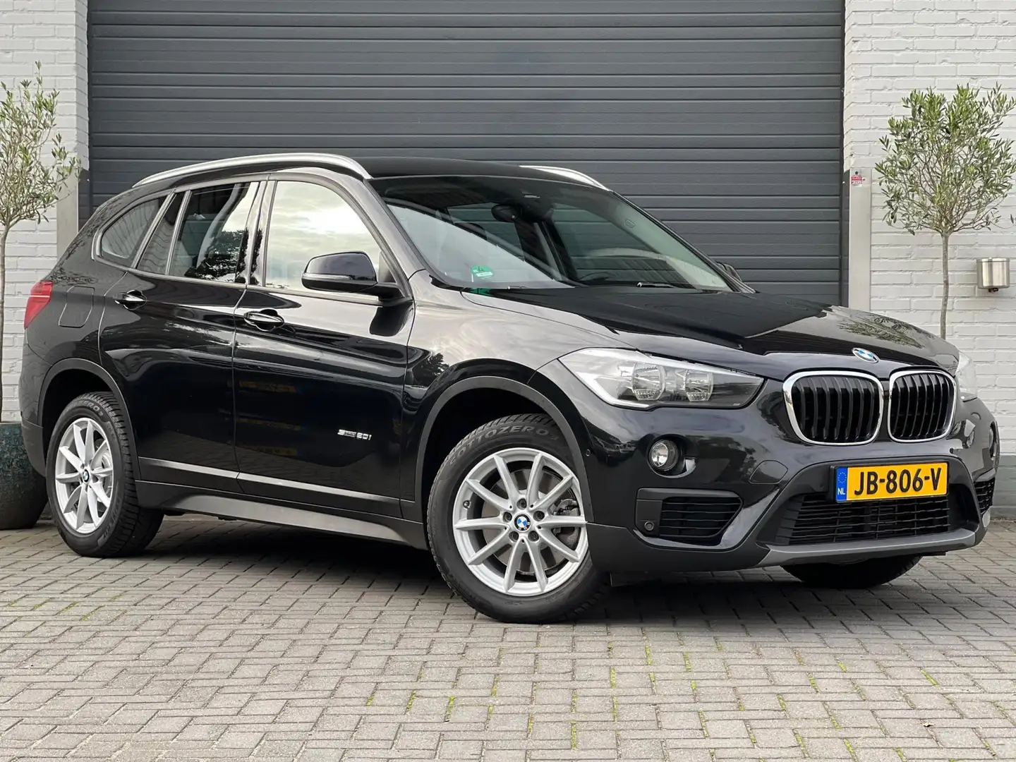 BMW X1 SDrive20i Essential |192PK|Headup|Automaat|Beurt g Zwart - 1