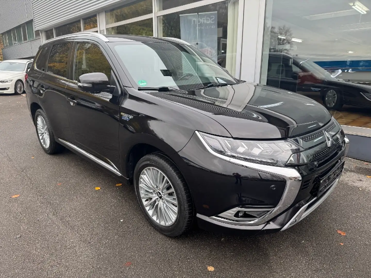 Mitsubishi Outlander Outlander Plug-in Hybrid PLUS Intro 2.4 4WD Schwarz - 1