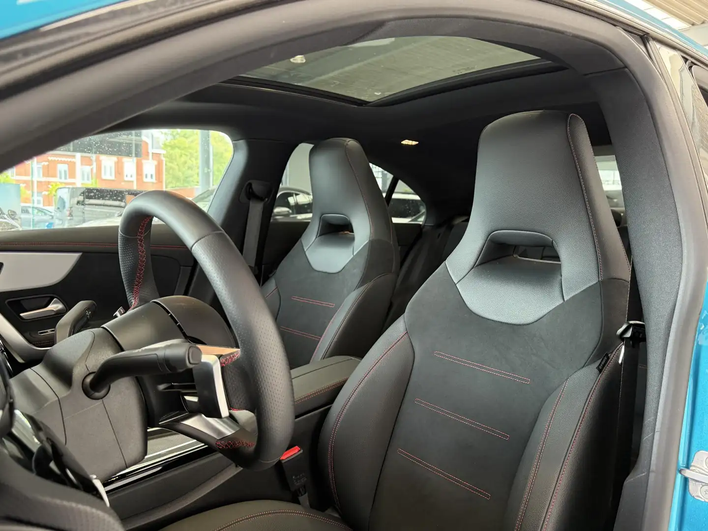 Mercedes-Benz CLA 180 Coupé AMG Line Night Pack | Panoramisch Dak | Dode Bleu - 2