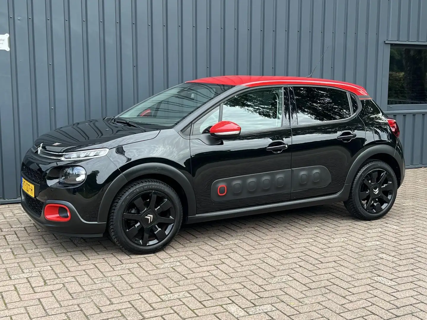 Citroen C3 1.2 PureTech Shine NL AUTO!/NAP!/APPLE CARPLAY!/ Zwart - 1