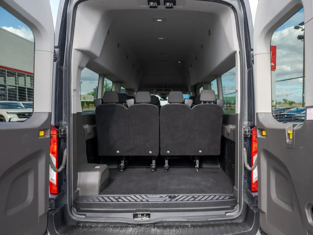 Ford Transit Passenger Wagon снимка Ford Transit Passenger Wagon