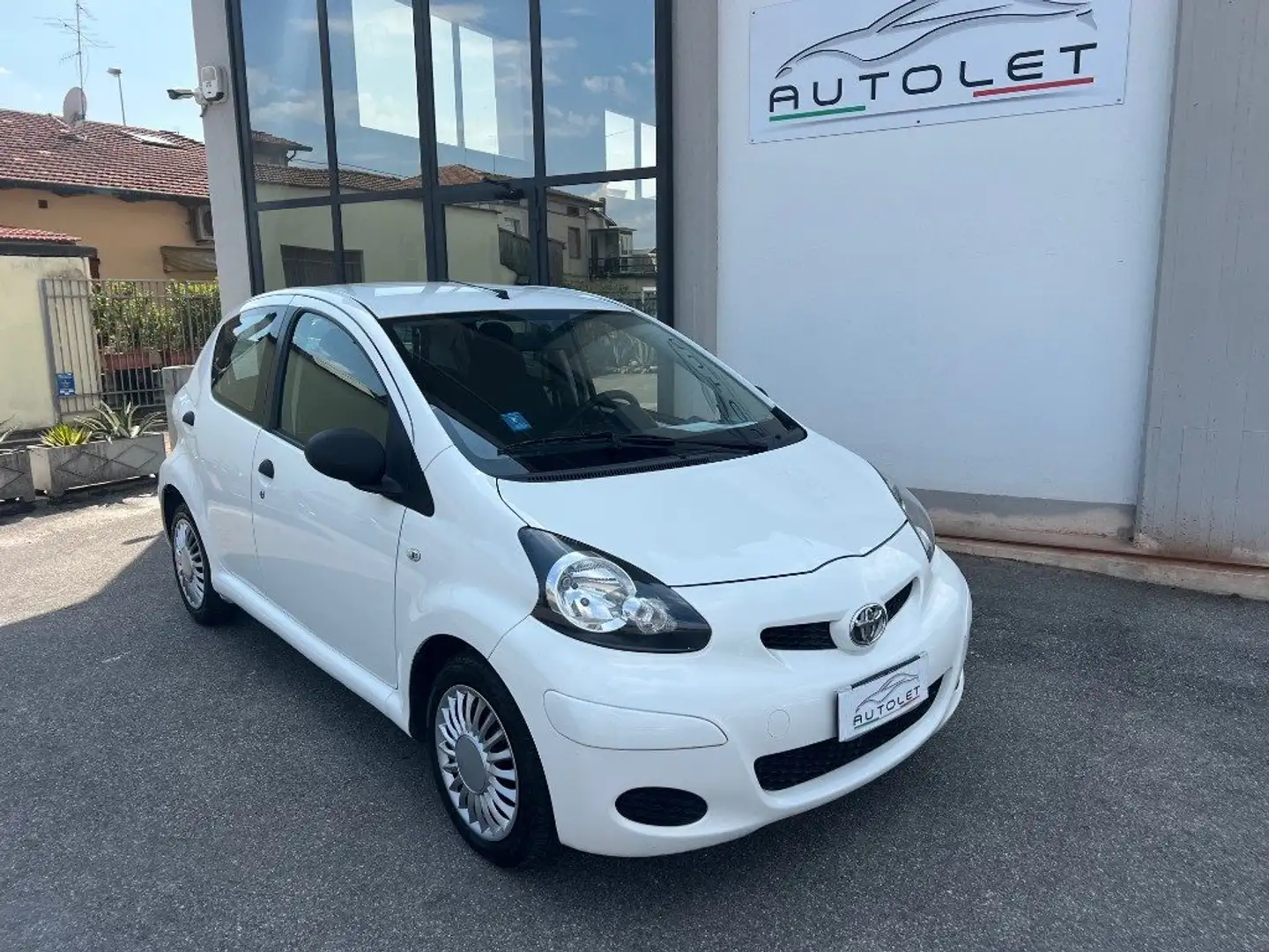 Toyota Aygo 1.0 12V VVT-i 5 porte Now Connect Bianco - 1