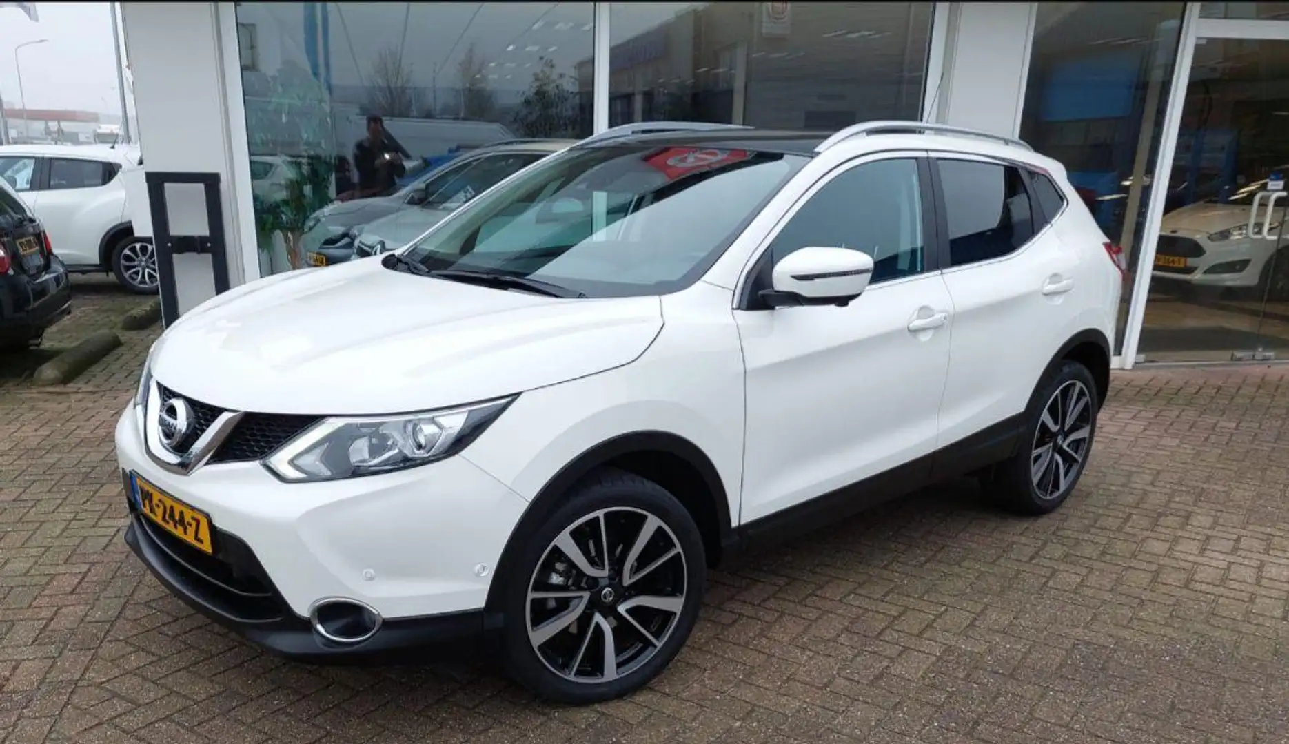 Nissan Qashqai 1.2 Tekna Automaat, Panoramadak, Trekhaak, Parkeer Blanco - 2