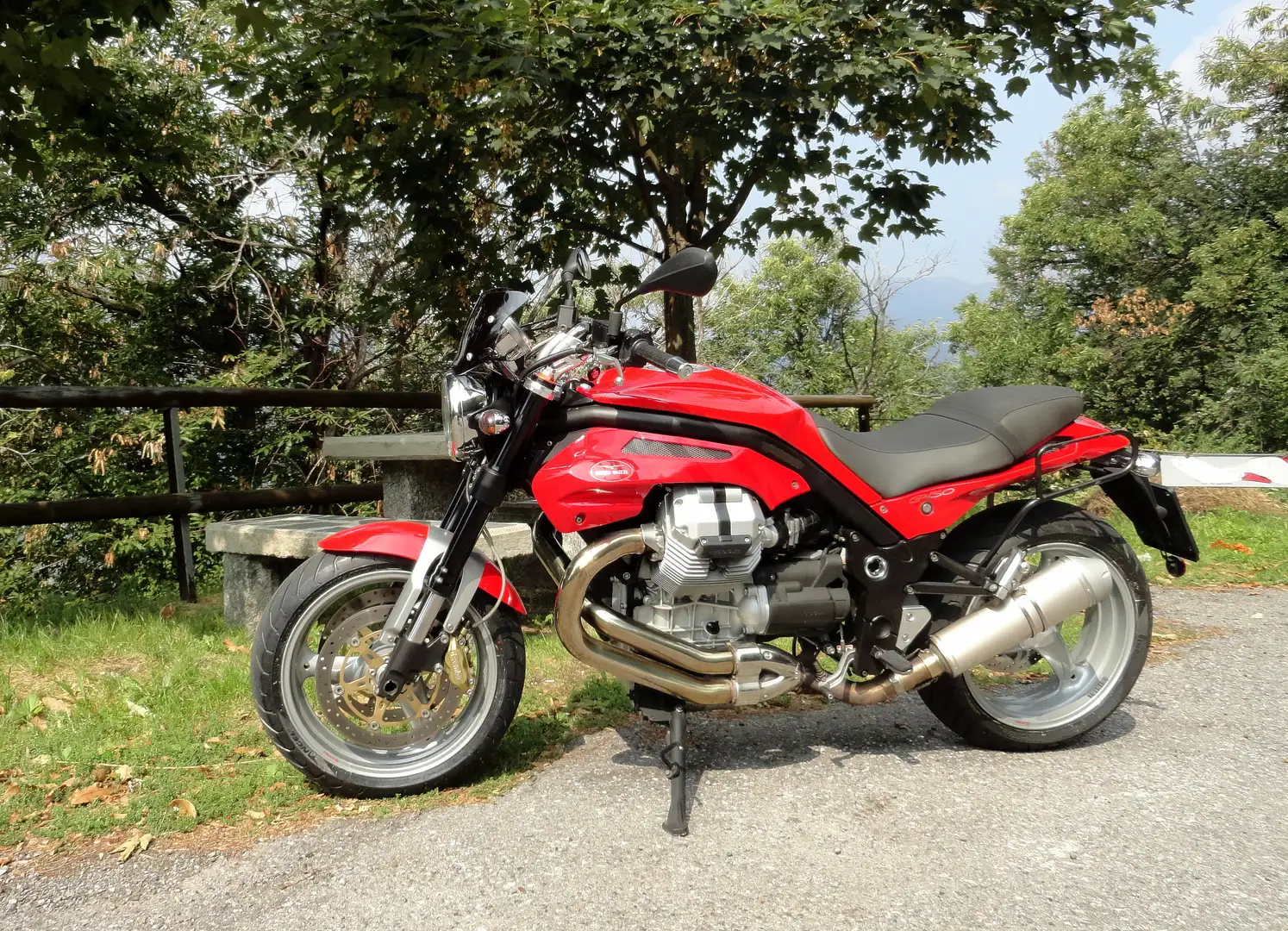 Moto Guzzi Griso 850 crvena - 2