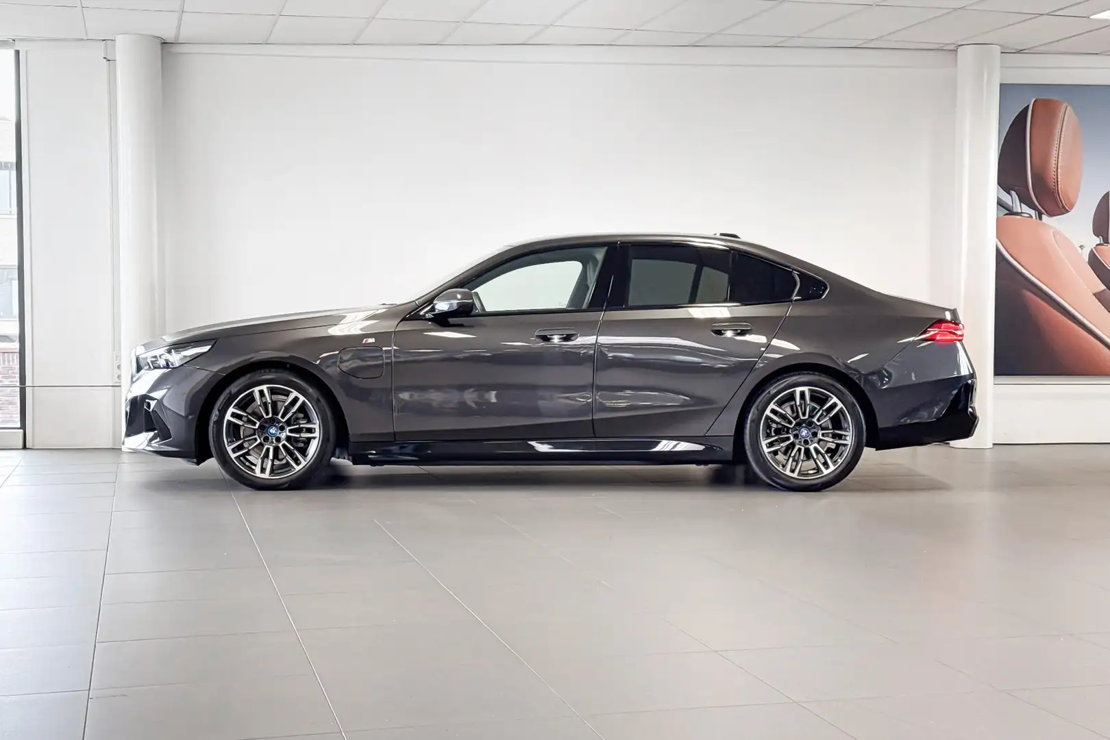 BMW 530 5 Serie Sedan 530e M Sport Edition | Glazen Panora Grijs - 2