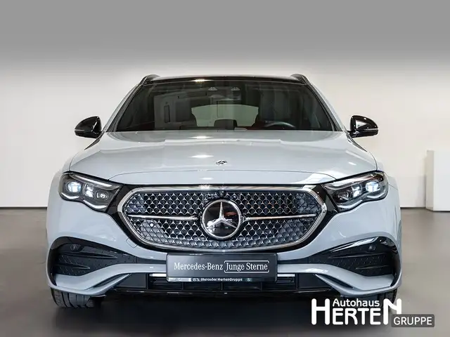 Mercedes-Benz 300 view 2
