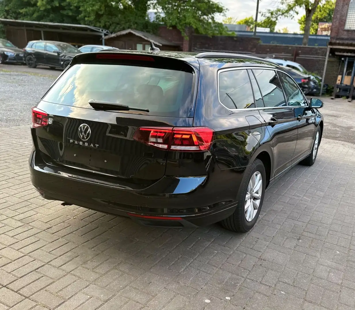 Volkswagen Passat Business 2.0 TDI DSG / Harman & Kardon Schwarz - 1