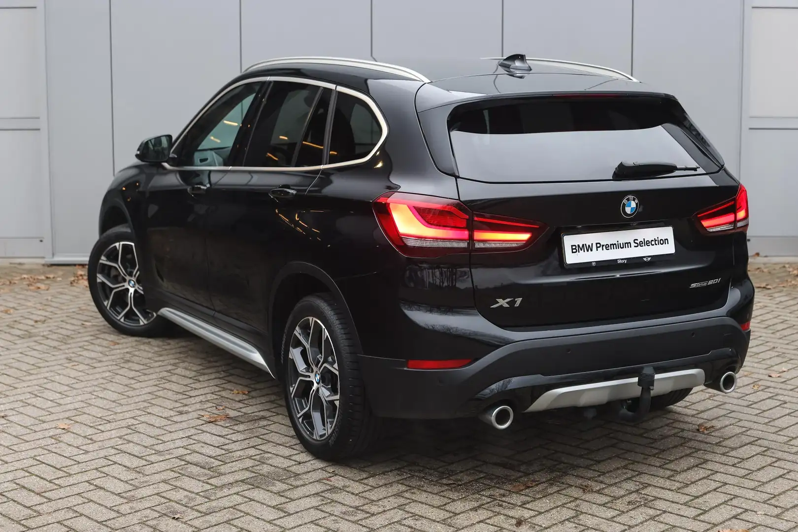 BMW X1 sDrive20i High Executive xLine Automaat / Trekhaak Schwarz - 2