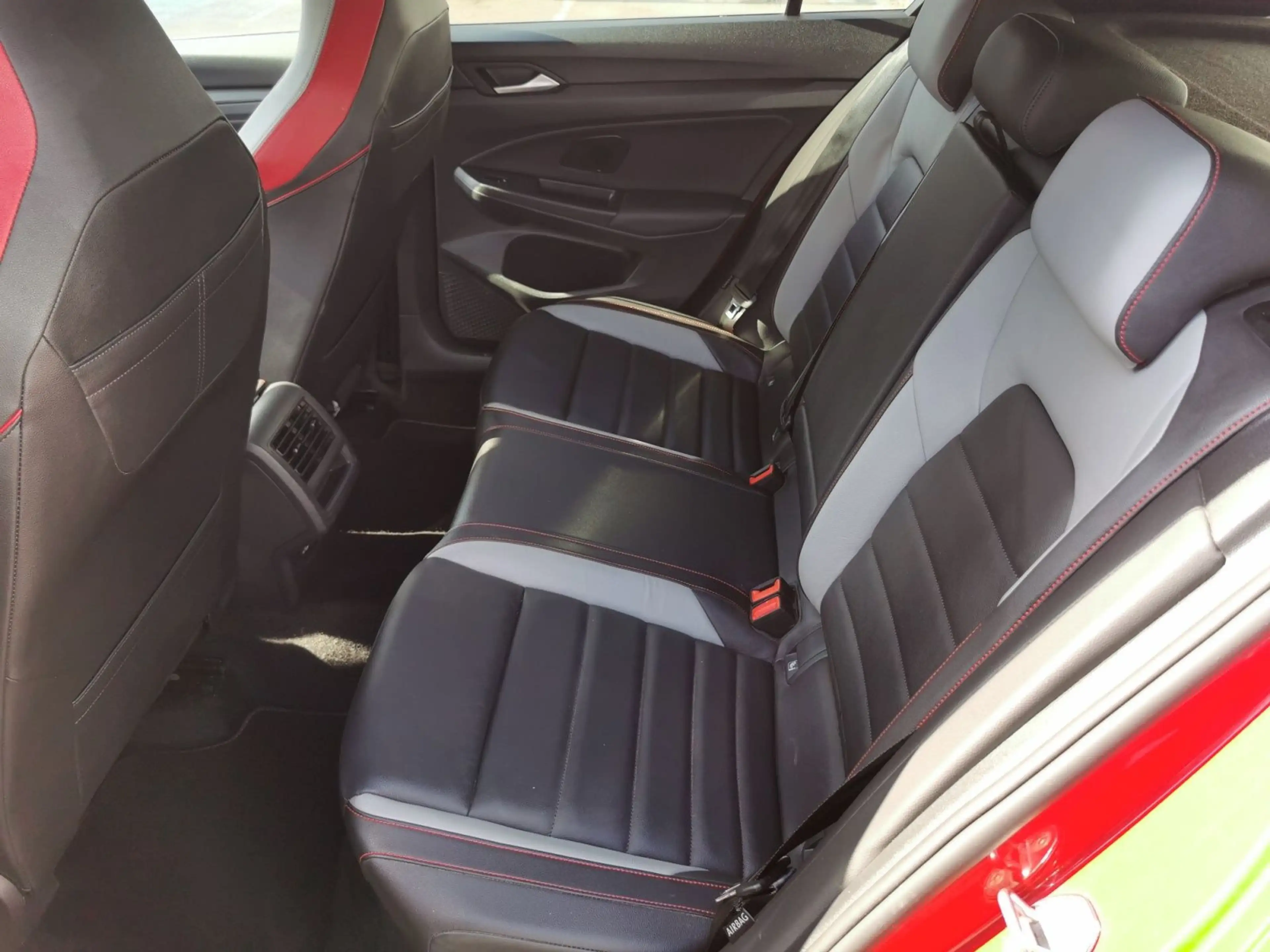 Volkswagen Golf GTI Golf VIII GTI 221 kW Clubsport +HEAD-UP+PANO+DCC — photo 9
