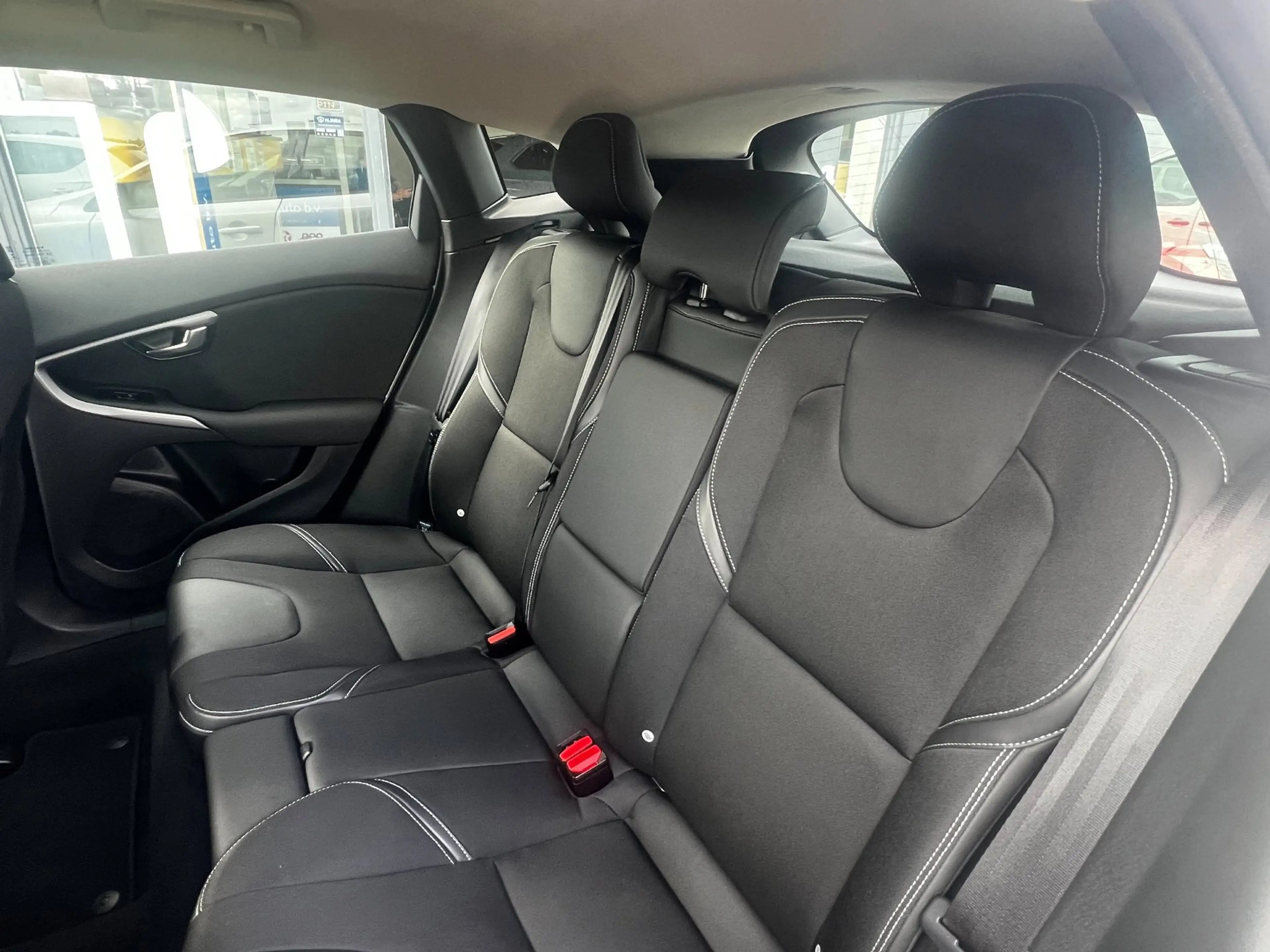 Volvo V40 2.0 T2 Momentum, Navi, afn. trekhaak enz... — photo 37