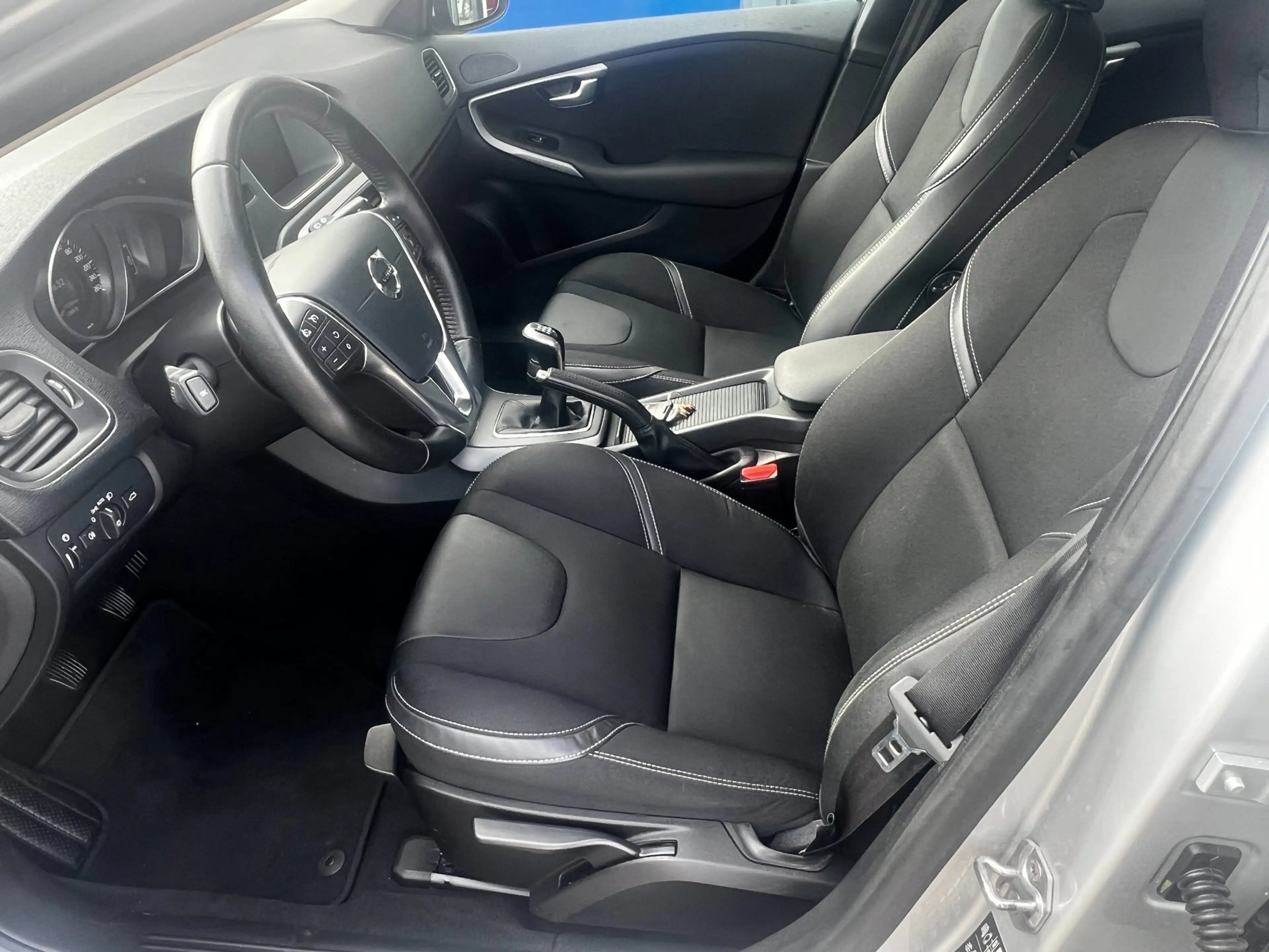 Volvo V40 2.0 T2 Momentum, Navi, afn. trekhaak enz... — photo 21