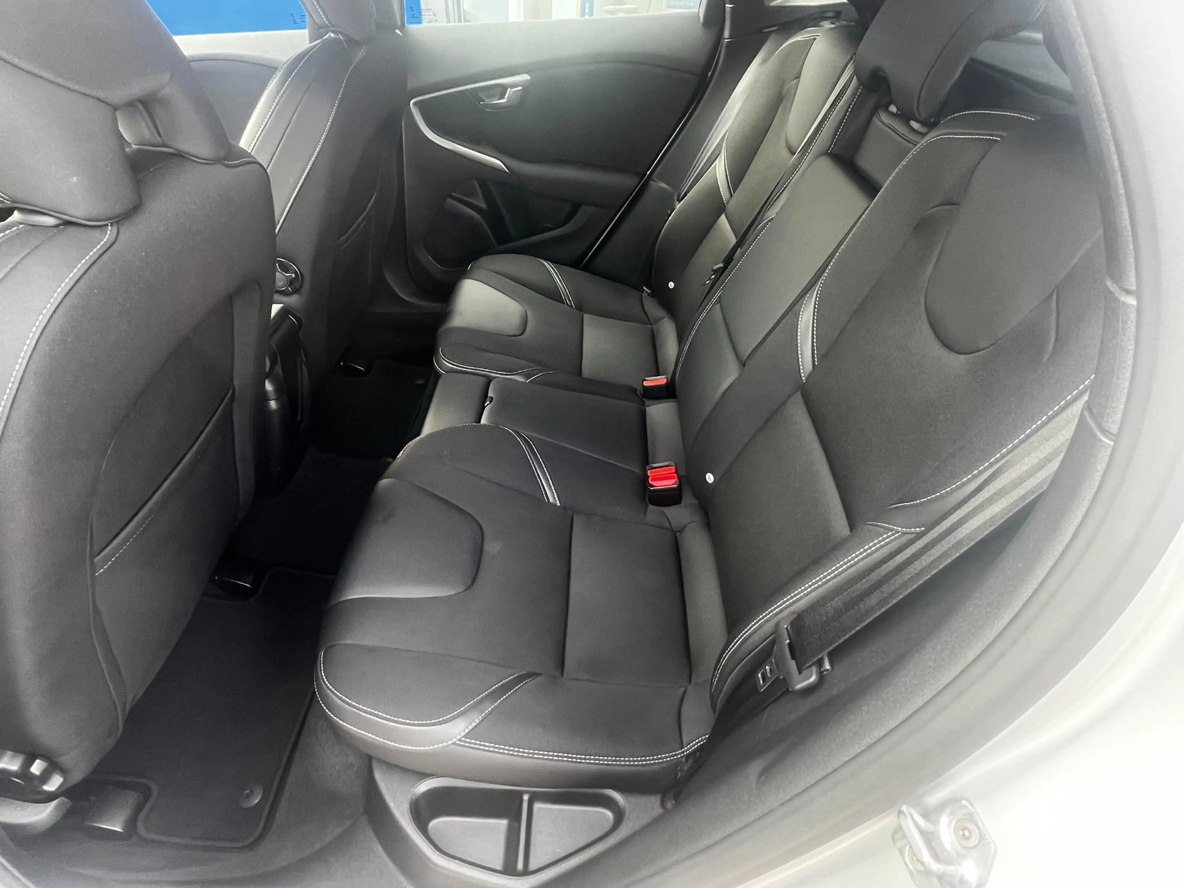Volvo V40 2.0 T2 Momentum, Navi, afn. trekhaak enz... — photo 36