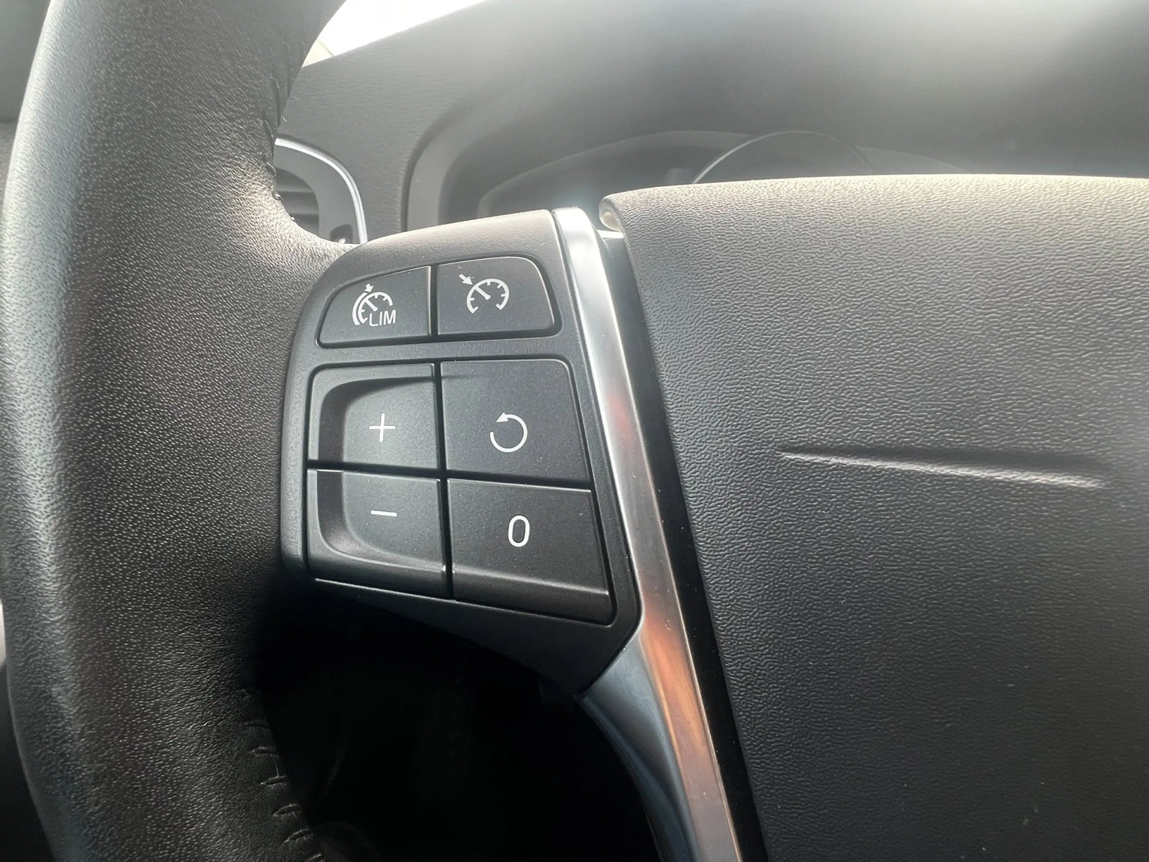 Volvo V40 2.0 T2 Momentum, Navi, afn. trekhaak enz... — photo 35