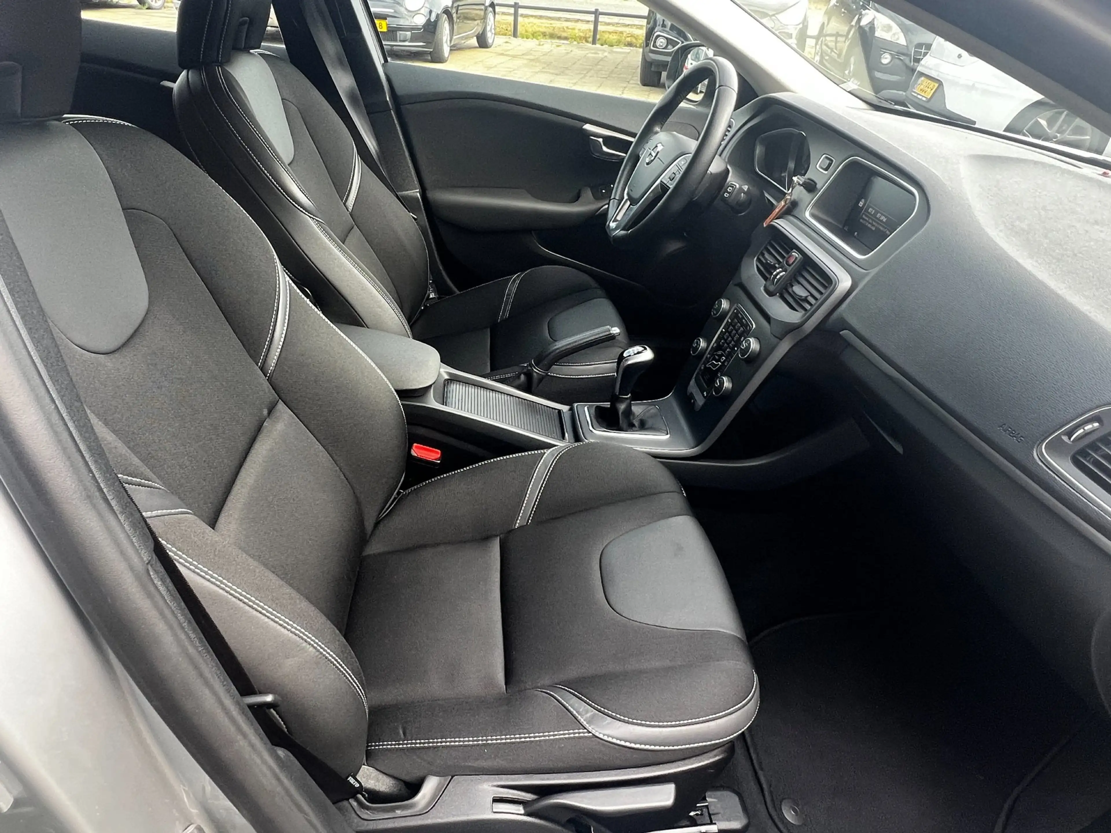 Volvo V40 2.0 T2 Momentum, Navi, afn. trekhaak enz... — photo 47