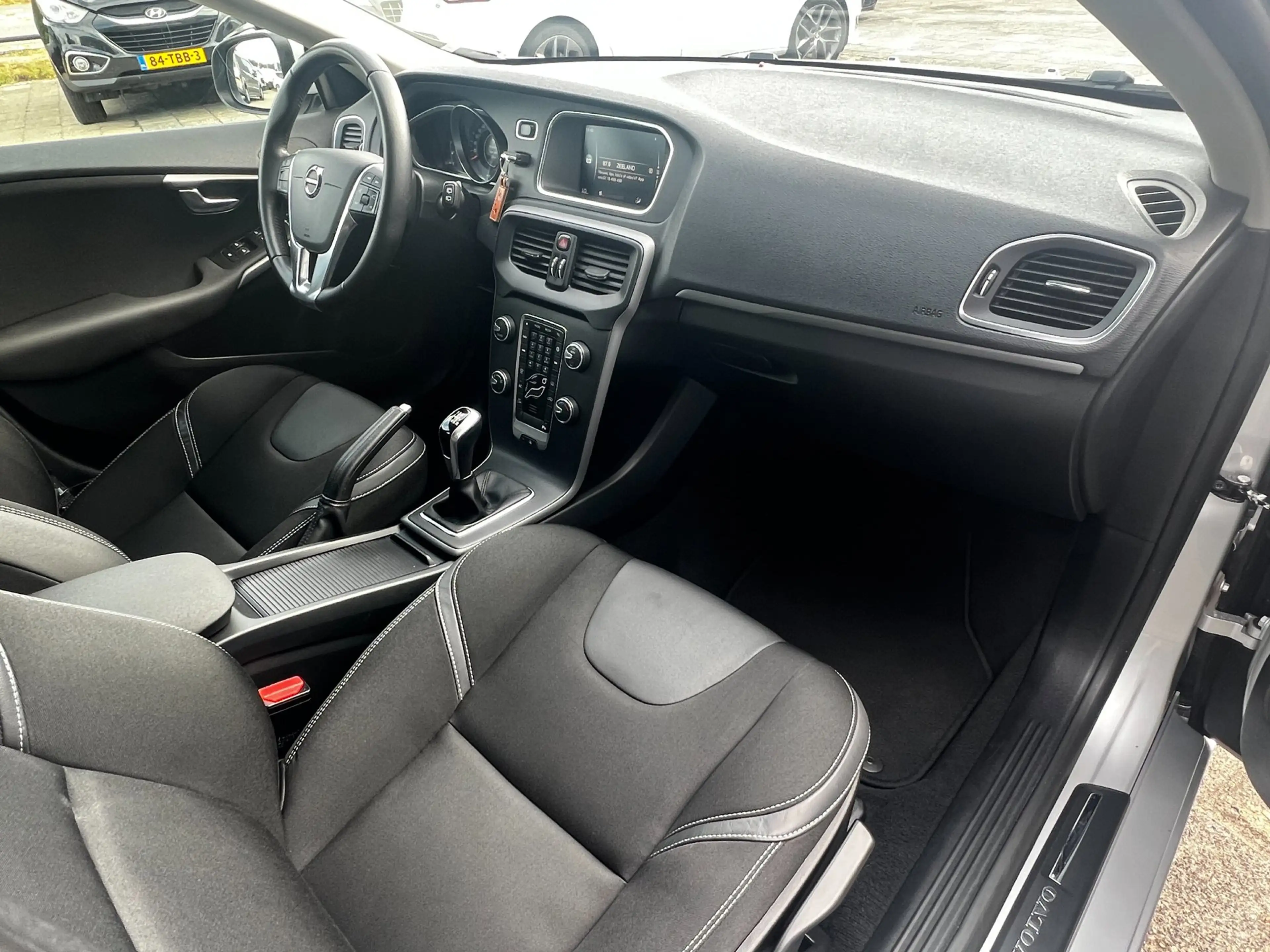 Volvo V40 2.0 T2 Momentum, Navi, afn. trekhaak enz... — photo 46
