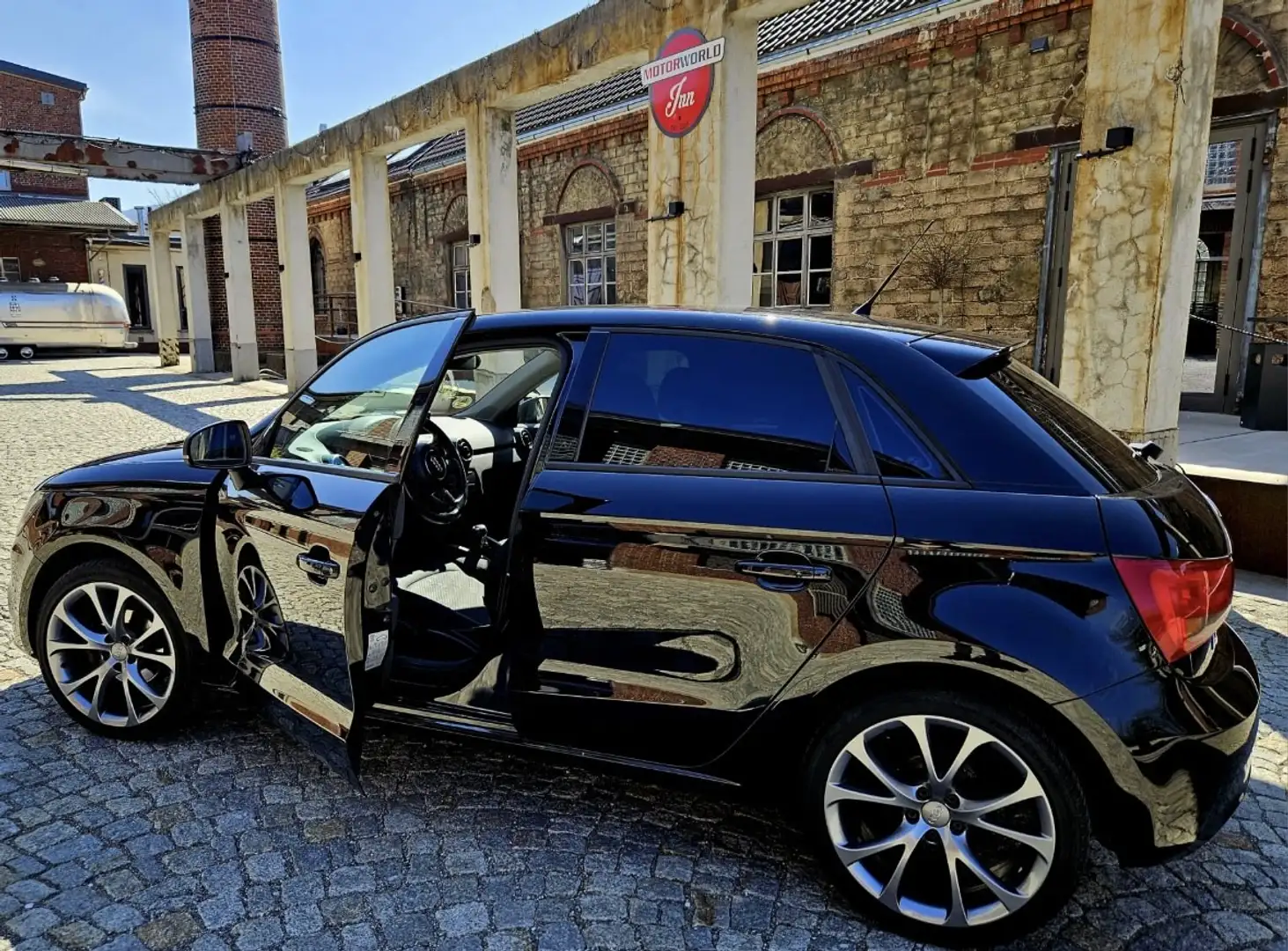 Audi A1 attraction Schwarz - 1