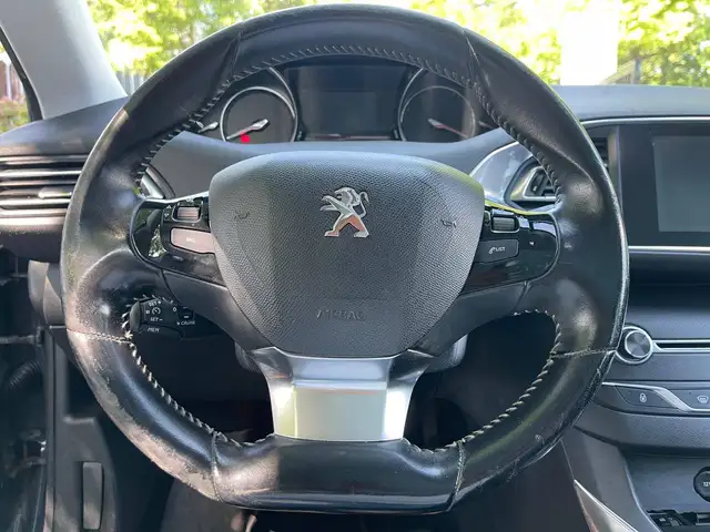 Peugeot 308 view 11