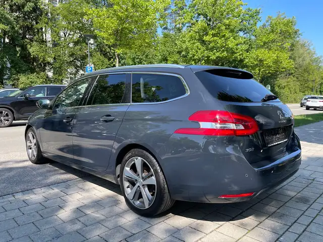 Peugeot 308 view 3
