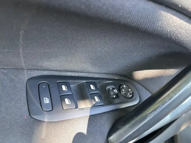 Peugeot 308 view 9