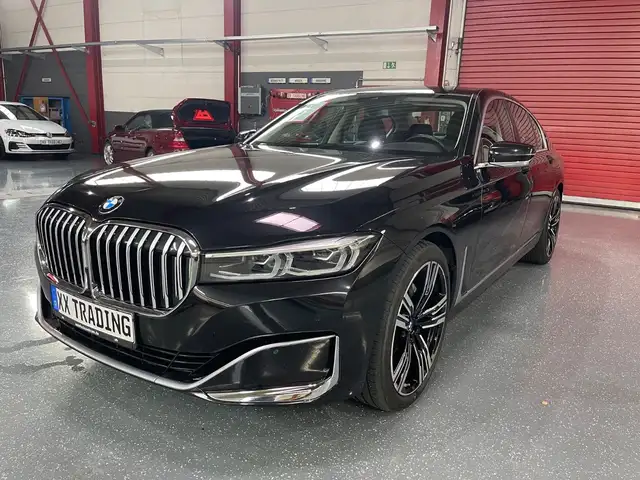 BMW 7 Series view 3