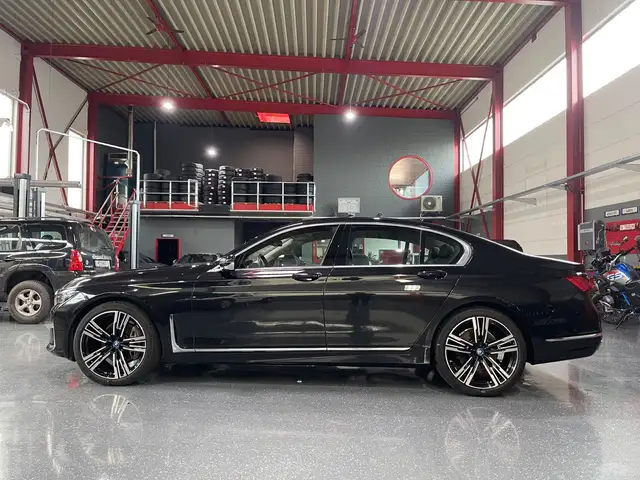 BMW 7 Series view 4