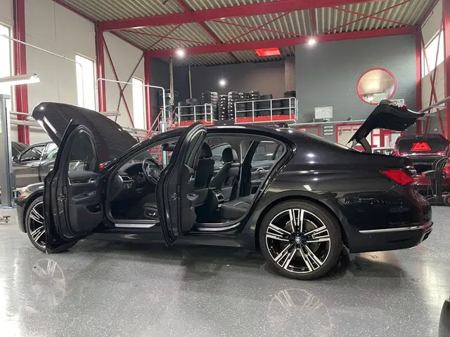 BMW 7 Series view 12