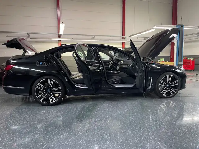 BMW 7 Series view 15