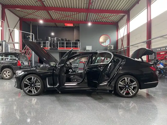BMW 7 Series view 11