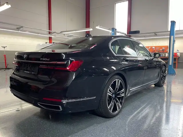BMW 7 Series view 7