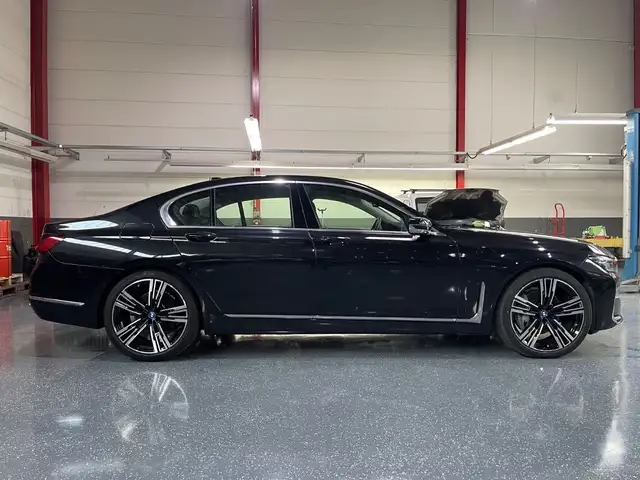 BMW 7 Series view 8